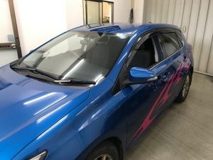 トヨタ　オーリス　ドアミラーラッピング施工前全体