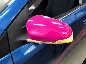 トヨタ オーリス 左アミラーラッピング施工中