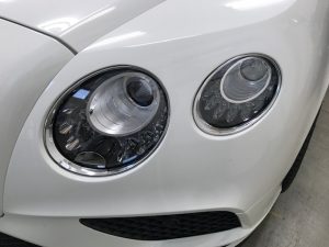 まさにベントレーの顔ライト周りのリング
