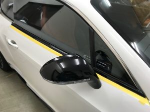 ベントレーコンチネンタルGTウィンドメッキモールラッピング作業中