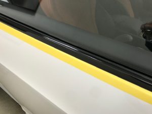 ベントレーコンチネンタルGTウィンドメッキモールラッピング作業１本１本丁寧に仕上げます