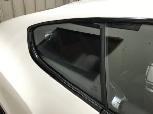 ベントレーコンチネンタルGTウィンドメッキモールラッピング作業コの字部分