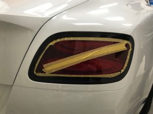 ベントレーコンチネンタルGTテールランプメッキモールラッピング作業中
