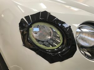 ベントレーコンチネンタルGTヘッドライトメッキリングラッピング作業中反対側