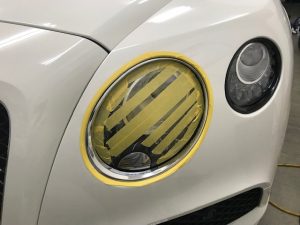 ベントレーコンチネンタルGTヘッドライトメッキリングラッピング作業中マスキング後