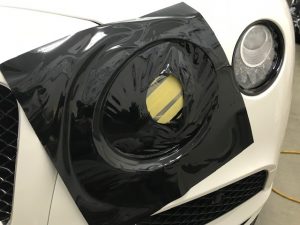 ベントレーコンチネンタルGTヘッドライトメッキリングラッピング作業中