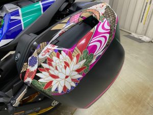 カワサキニンジャ1000sxフルラッピングパニアケースラッピング中