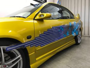 ミツビシ ギャランVR-4 バイナルグラフィック施工中 左