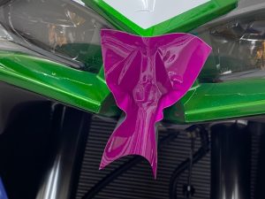 カワサキニンジャ1000sxフルラッピングフロントカウル先端ラッピング中