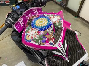 カワサキニンジャ1000sxフルラッピングタンクラッピング中