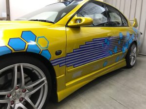 ミツビシ ギャランVR-4 バイナルグラフィック施工中 左ドア下ロゴサイズ感こだわり