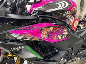 カワサキニンジャ1000sxフルラッピングサイドカウルラッピング中