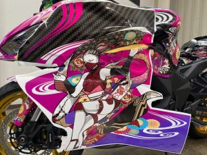 カワサキニンジャ1000sxフルラッピングカウルラッピング中