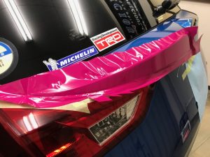 トヨタオーリスリアガーニッシュピンク施工中