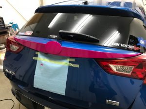 トヨタオーリスリアガーニッシュピンク施工完了