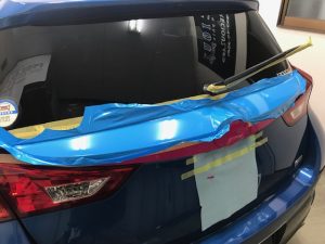 トヨタオーリスリアガーニッシュ水色施工中