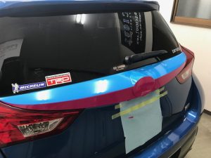 トヨタオーリスリアガーニッシュ水色施工完了
