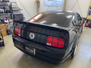 フォードマスタングオリジナルパイソン柄ストライプ施工前後ろ