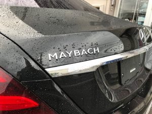 マイバッハV8モデルツートンラッピングエンブレムリア
