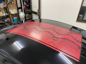 フォードマスタングオリジナルパイソン柄ストライプ施工ルーフアップ