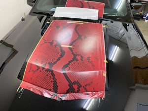 フォードマスタングオリジナルパイソン柄ストライプ施工中ボンネット