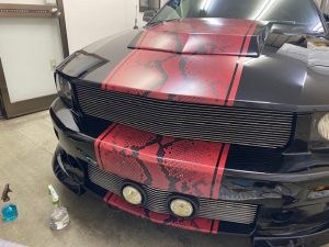 フォードマスタングオリジナルパイソン柄ストライプ施工フロントバンパー