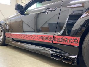 フォードマスタングオリジナルパイソン柄ストライプ施工サイドステップ左
