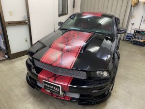 フォードマスタングオリジナルパイソン柄ストライプ施工完成全体前から