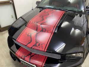 フォードマスタングオリジナルパイソン柄ストライプ施工ボンネット
