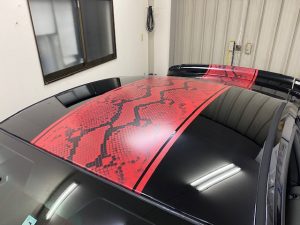 フォードマスタングオリジナルパイソン柄ストライプ施工ルーフ