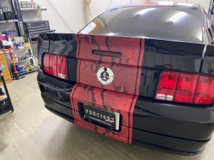 フォードマスタングオリジナルパイソン柄ストライプ施工リアバンパー周り