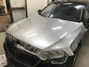 マイバッハV8モデルツートンラッピングボンネット施工中