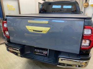 トヨタハイラックスフルラッピング施工中