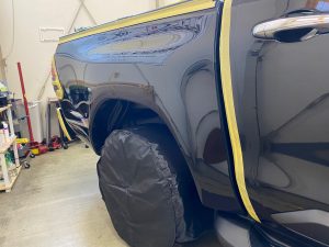 トヨタハイラックスフルラッピング施工中