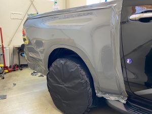 トヨタハイラックスフルラッピング施工中