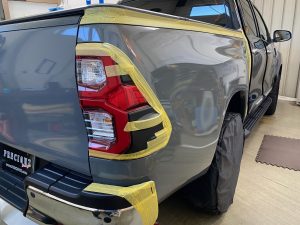 トヨタハイラックスフルラッピング施工中
