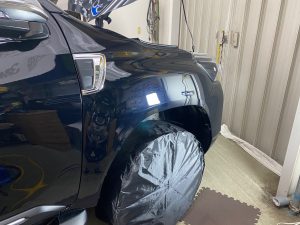 トヨタハイラックスフルラッピング施工中