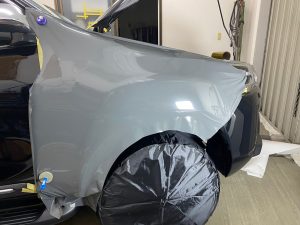 トヨタハイラックスフルラッピング施工中