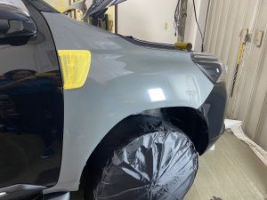 トヨタハイラックスフルラッピング施工中