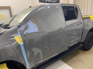 トヨタハイラックスフルラッピング施工中
