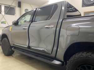 トヨタハイラックスフルラッピング施工中