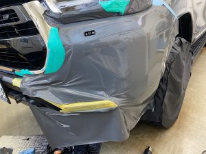 トヨタハイラックスフルラッピング施工中