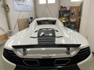 マクラーレンMP4-12Cスパイダーフルラッピング施工前後ろ