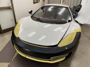 マクラーレンMP4-12Cスパイダーフルラッピング施工中前