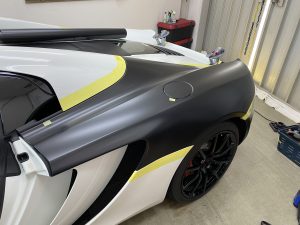 マクラーレンMP4-12Cスパイダーフルラッピング施工中リアフェンダー