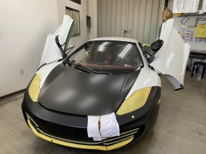 マクラーレンMP4-12Cスパイダーフルラッピング施工中ボンネット