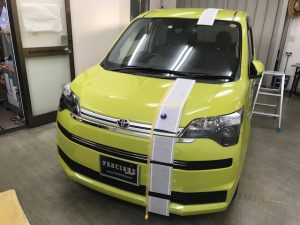 トヨタスペイドオリジナルストライプシルバーカーボン施工中フロント