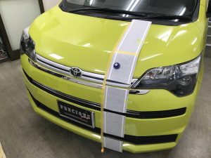 トヨタスペイドオリジナルストライプシルバーカーボン施工中フロントアップ
