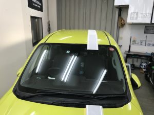 トヨタスペイドオリジナルストライプシルバーカーボン施工中ルーフ