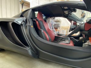 マクラーレンMP4-12Cスパイダーフルラッピング施工中ドア内車体側施工中